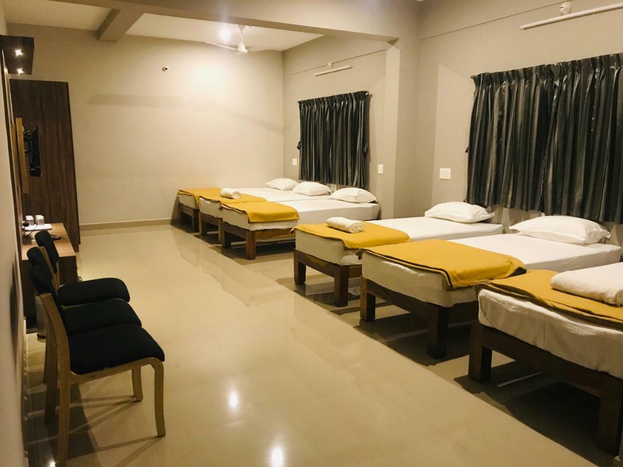 Sharada Residency Hotell Somvārpet Exteriör bild