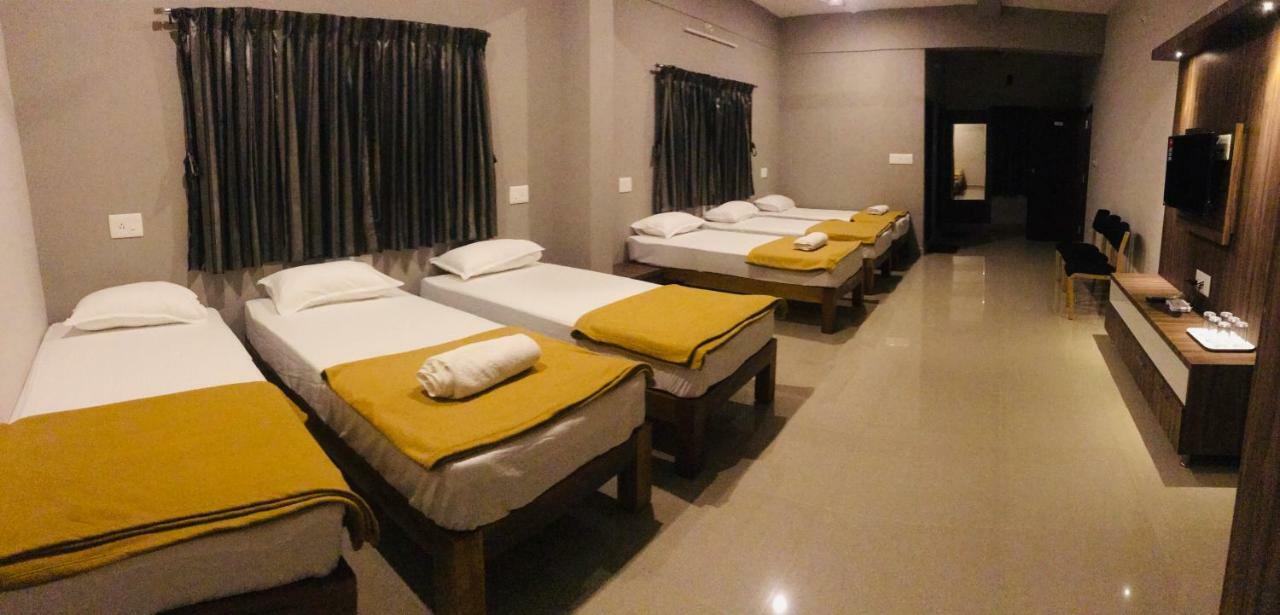 Sharada Residency Hotell Somvārpet Exteriör bild