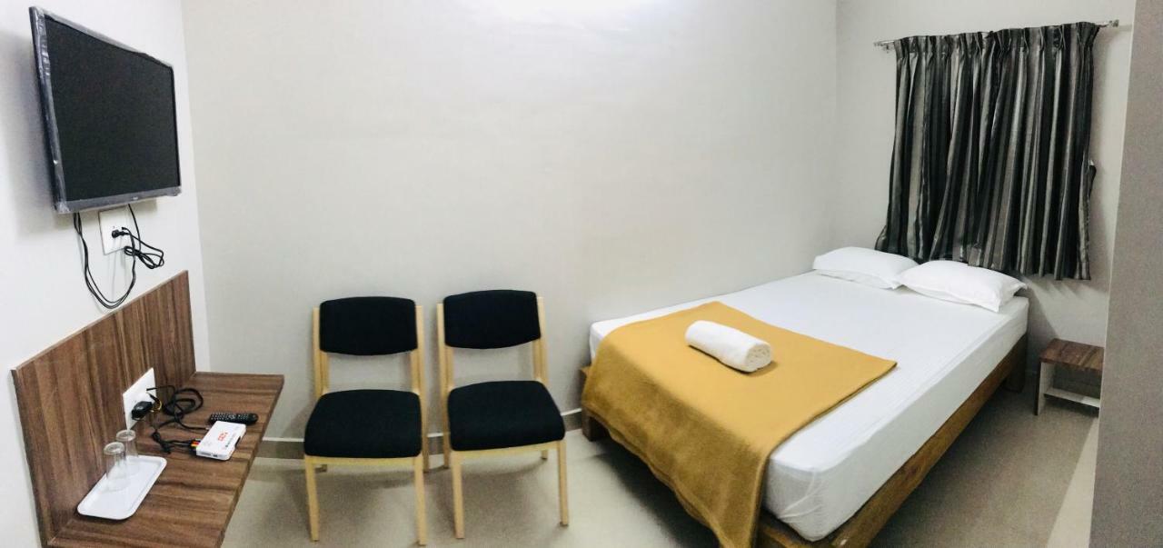 Sharada Residency Hotell Somvārpet Exteriör bild