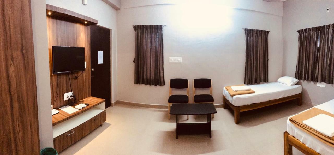 Sharada Residency Hotell Somvārpet Exteriör bild