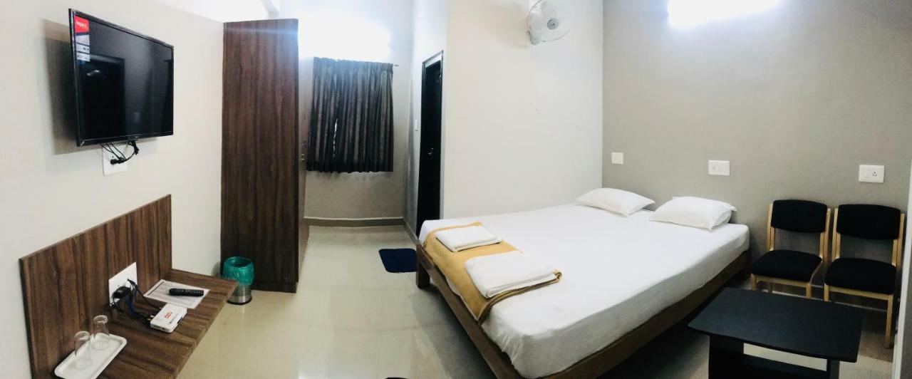 Sharada Residency Hotell Somvārpet Exteriör bild